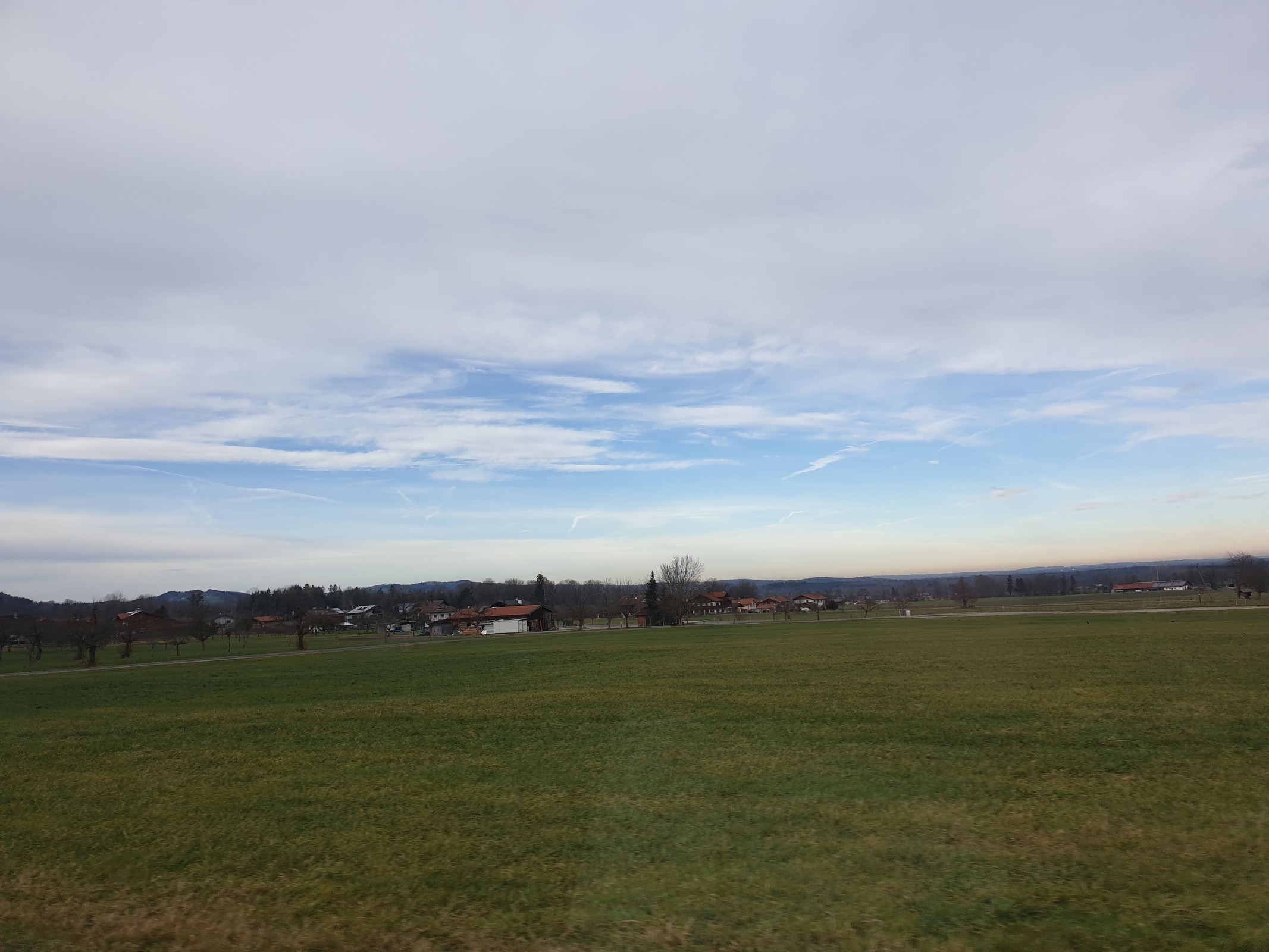 12.27 Uhr: Seitenblicke von einer Landstraße bei Bad Feilnbach im oberbayerischen Landkreis Rosenheim