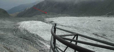 Die Stütze am Roten Pfeil ist die erste Stütze ohne Fundament, also noch eine Gletscherstütze, bis dahin war mal Gletscher