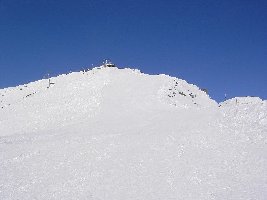Die rote Piste an der 4SB Corne de Sorebois von unten. Oben sieht man die Bergstation der 4SB.