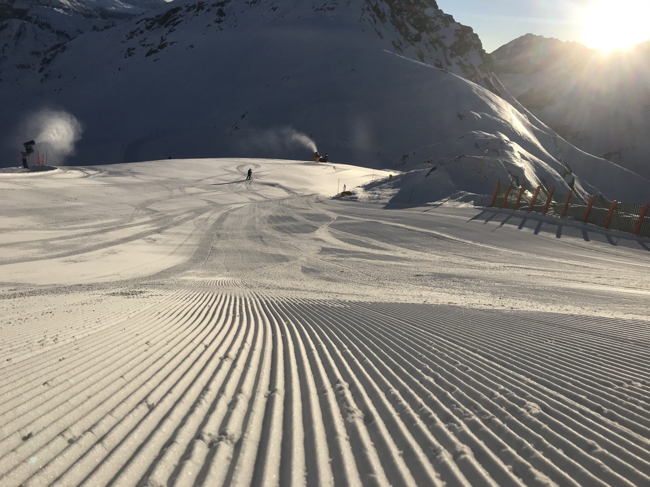 Ich kann nicht verstehen, was man an den Pisten auszusetzen hat. Alles bisher gefahrene ist kompakt, griffig, wunderbar. Könnte nicht besser sein!