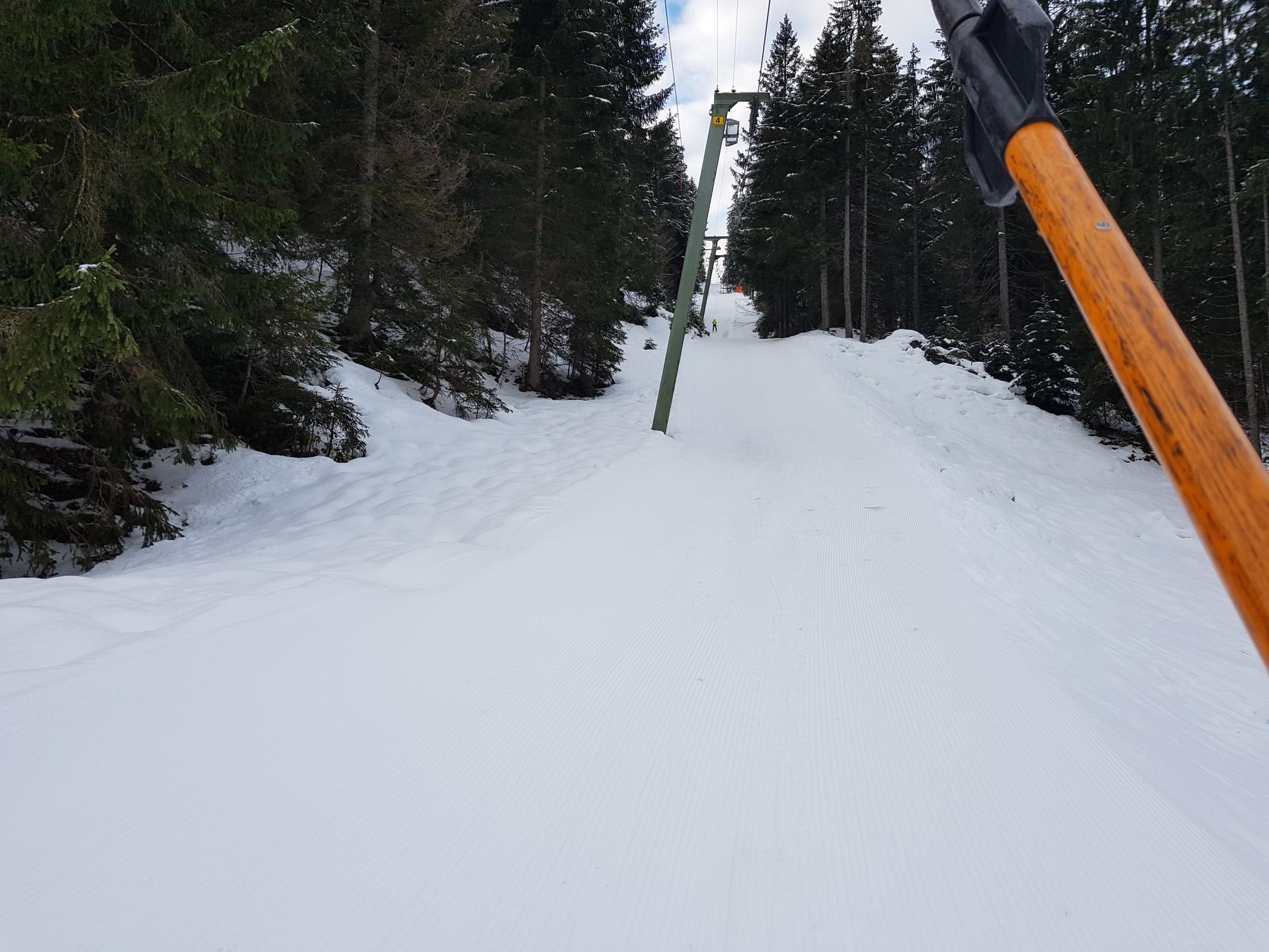 Trasse geht schön durch den Wald und ist auch recht steil, ich nehme an den wird man wohl bald durch einen Sessel ersetzen ? Vielleicht können mir Ortskundige ja etwas dazu sagen.