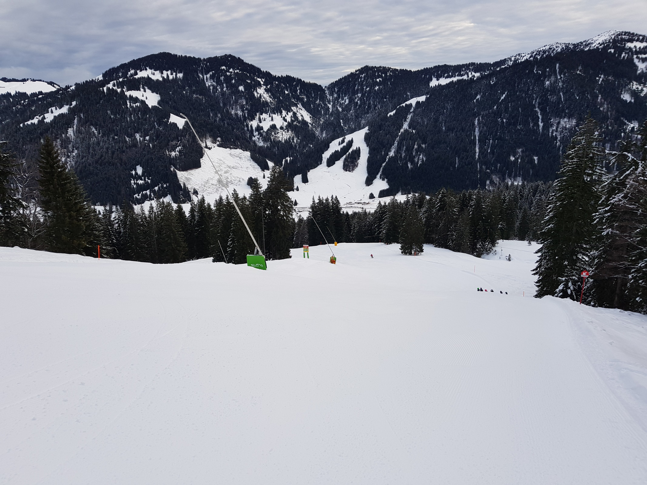 Etwas weiter in der Mitte.