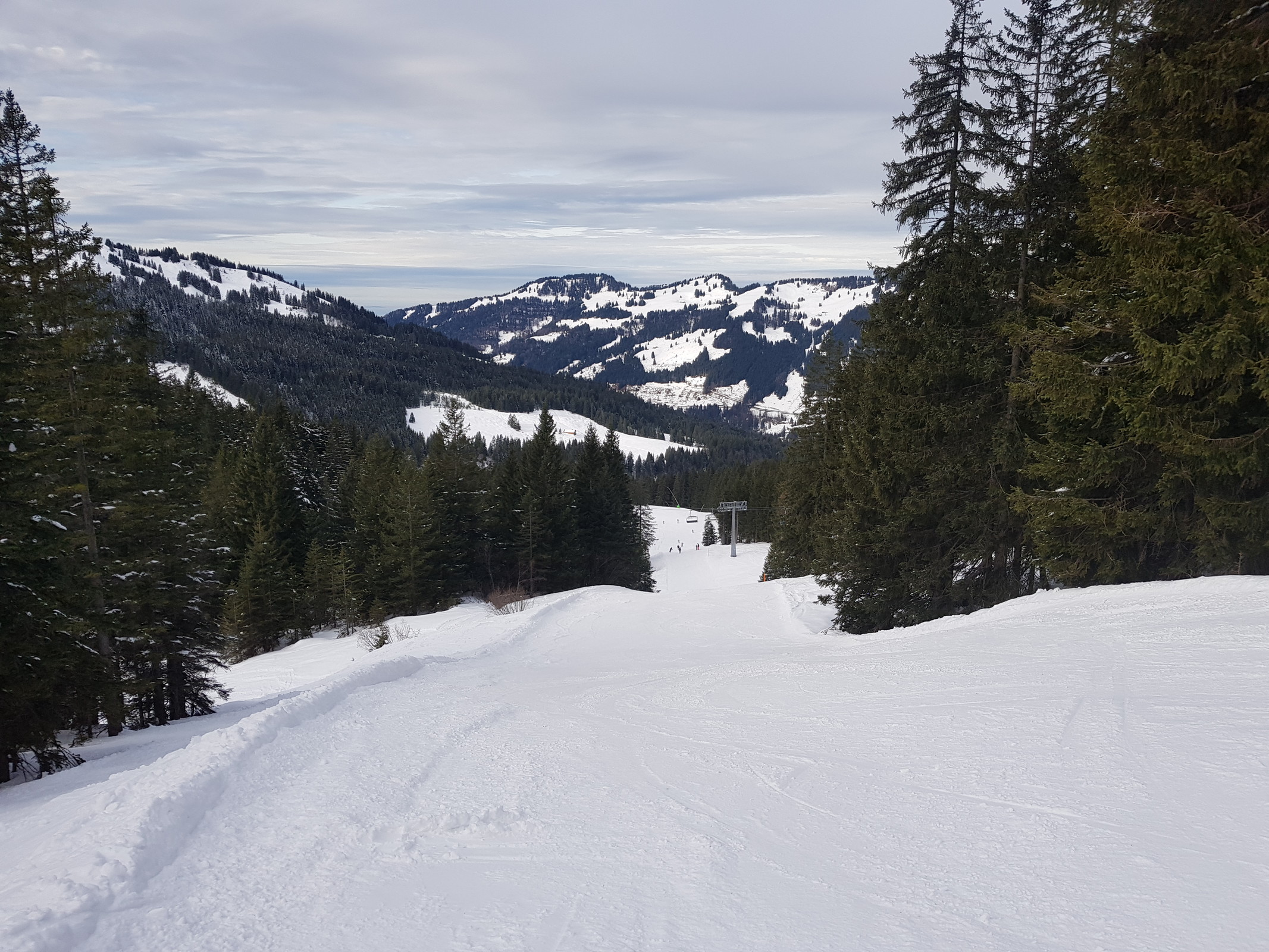 Oben ging es dann für uns erstmal rechts herum über die rote Abfahrt.