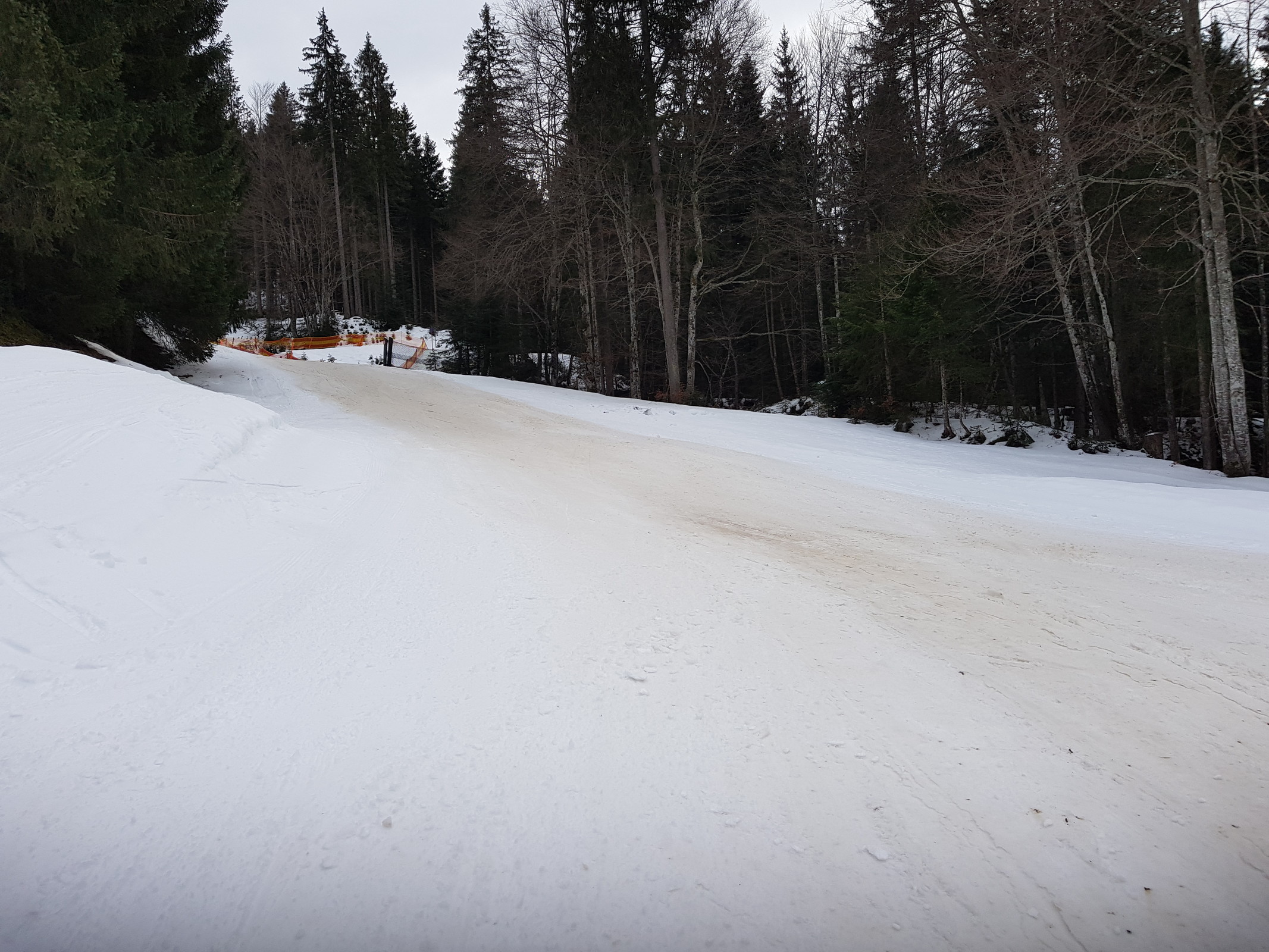 Auch solche Stellen begegneten einem immer wieder, oft auch nur Dreck, oft aber auch steinig. Wie schon gesagt die Schneelage etwas schlechter als in GO, aber mit etwas Geschick ließ sich das alles händeln.