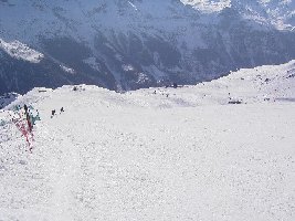Die rote Piste an der 4SB Corne de Sorebois von oben.