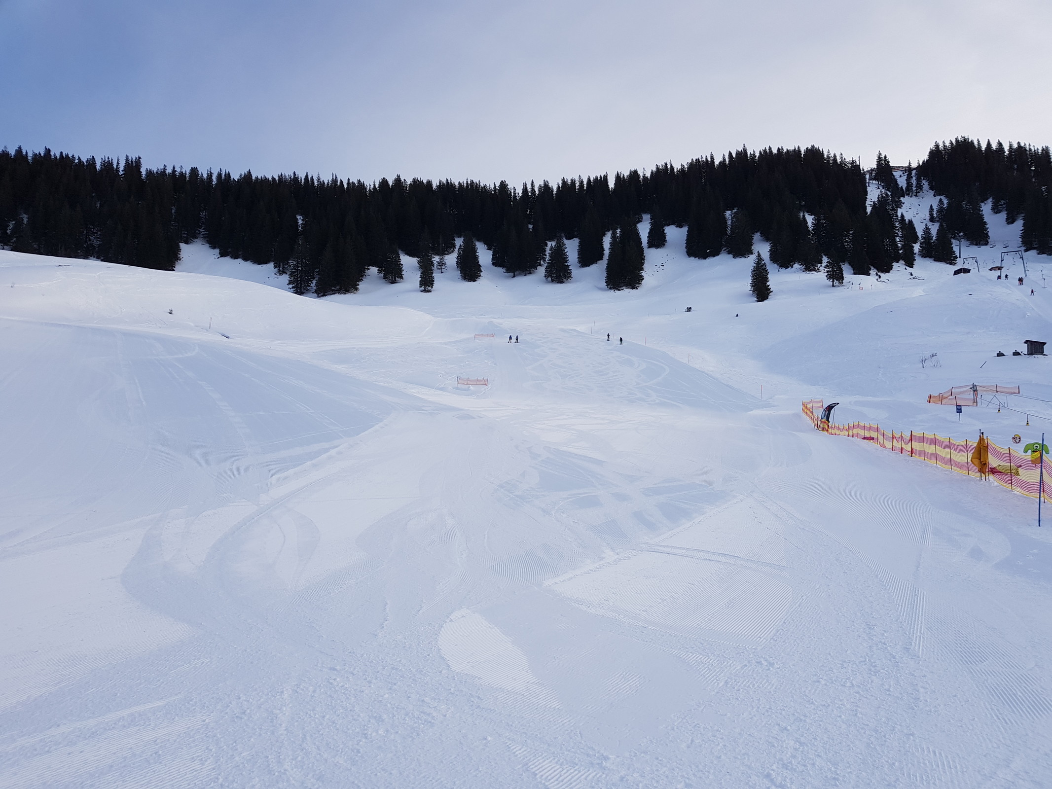 Frisch präparierte Piste am Uisar von unten aus.