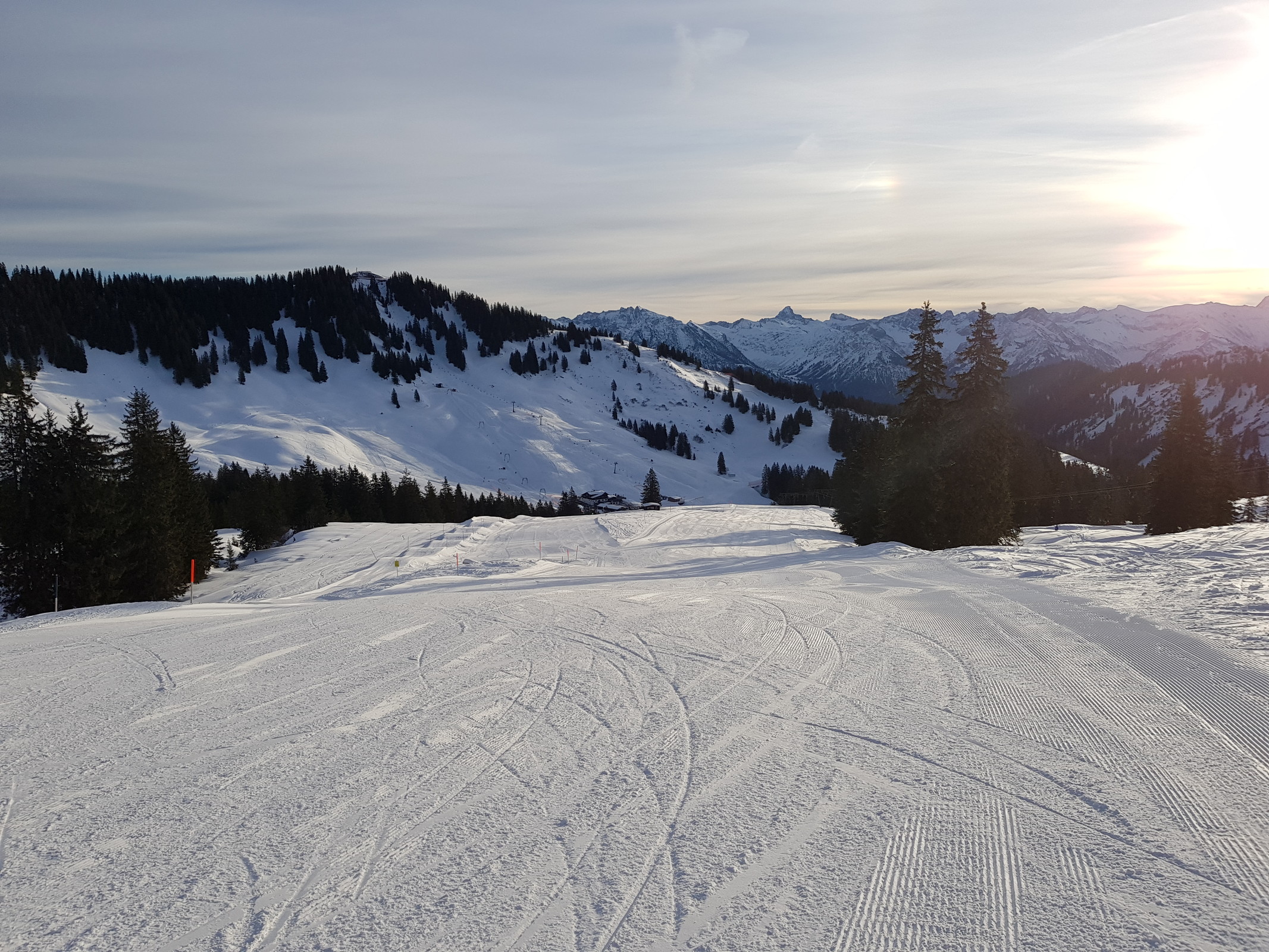 Für den doch auch recht kurzen Lift kriegt man hier eigentlich schöne Pistenvarianten geboten, die von oben aus Linke Piste, schön breit und super zum Carven.