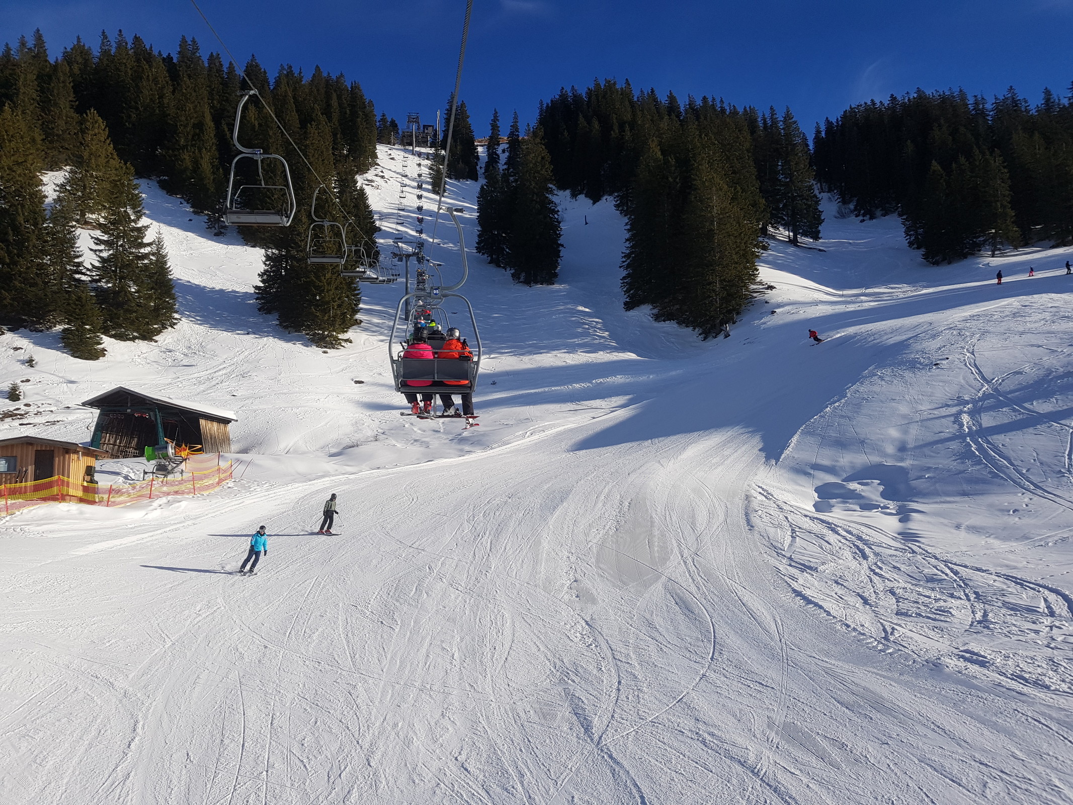 Inzwischen füllte es sich auch und fast jeder Sessel war besetzt, Wartezeiten gab es aber keine, den Erfolg gönne ich den Betreibern inständig. Insgesamt war am Mittag doch ganz gut Betrieb im Gebiet aber nie so, dass man warten musste.