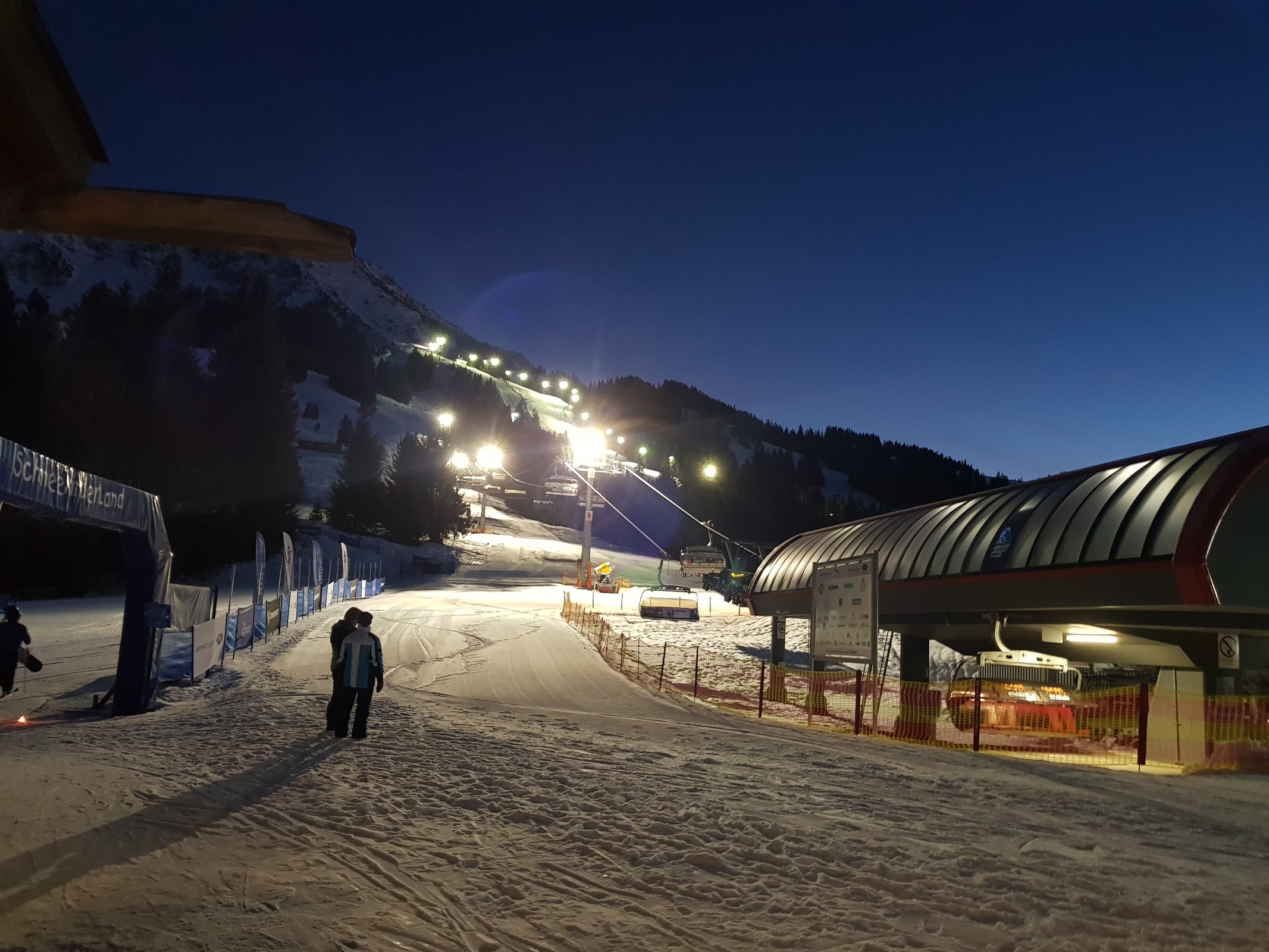 Am Abend gab es nochmal einen kleinen Abstecher nach Oberjoch zum Flutlichtskifahren, dort war ganz gut was los.