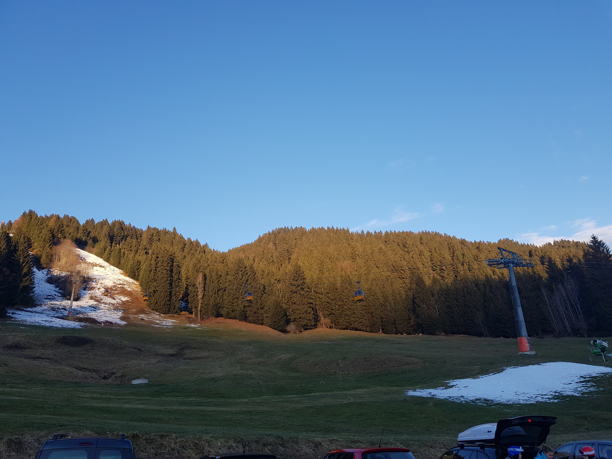 Blick zur Bahn vom Parkplatz aus, hier unten alles grün und die Talabfahrt geschlossen.