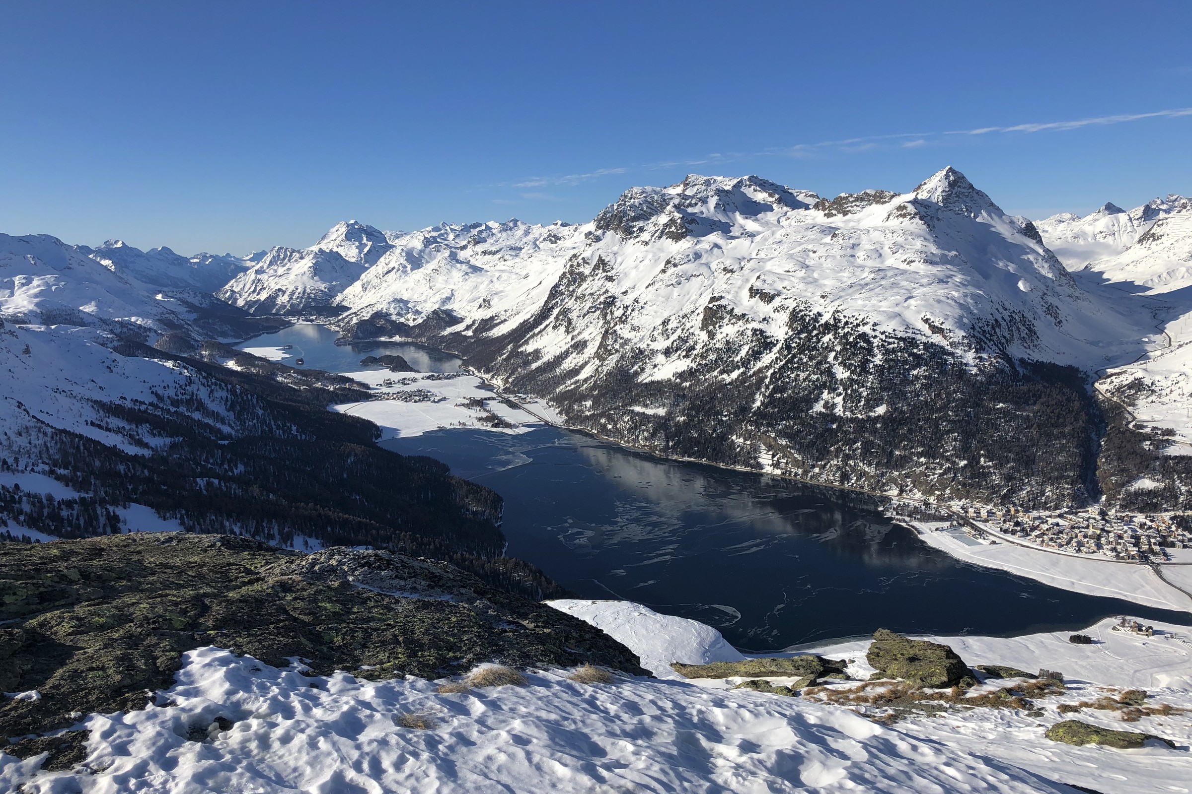 Ausblick von Giand‘Alva auf die Seenplatte mit Schwarzeis