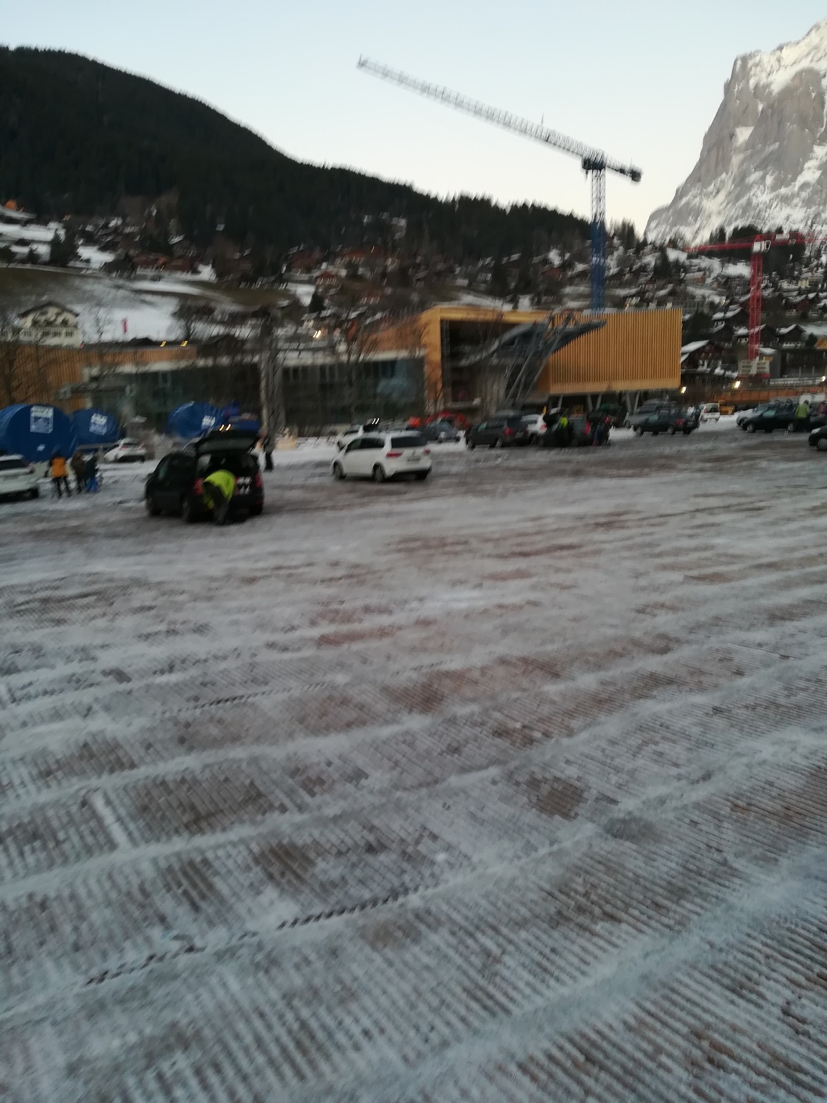 Parkplatz Grindelwald Grund. Diese Holzplatten am Boden waren spiegelglatt. Mit Skischuhen mehr als grenzwertig...