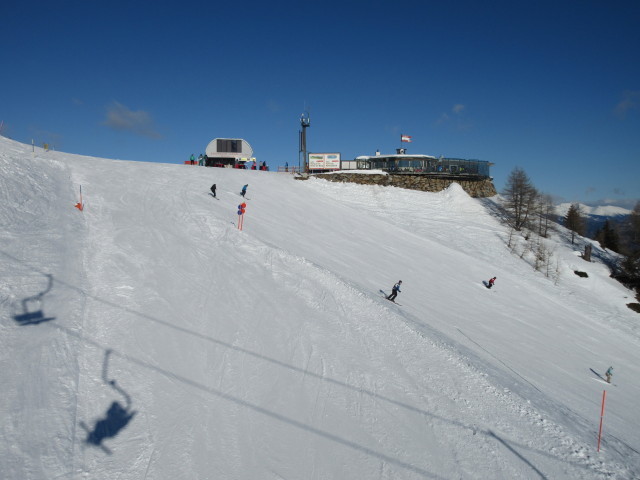 Trogalmseenabfahrt (links) und Sonnenhang (rechts), im Hintergrund die Bergstation der 8-MGD Grosseck (1.960 m)