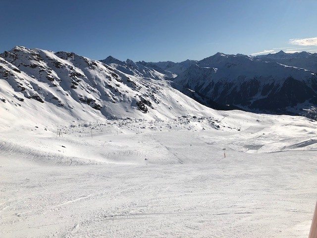... der kleine schwarze Punkt vorne auf der Piste ist übrigens mein Sohn.