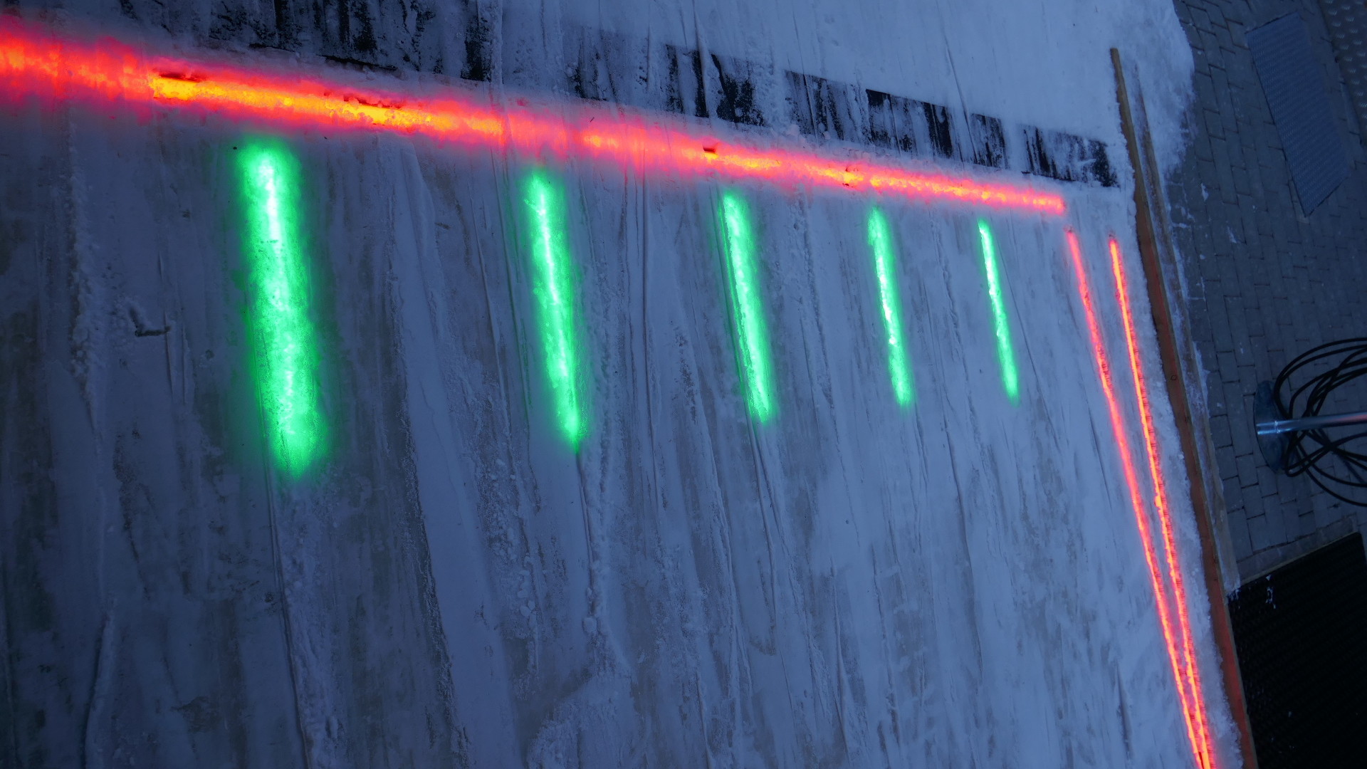 LED-Einstiegsmarkierungen im Boden. Habe ich so noch nirgends gesehen