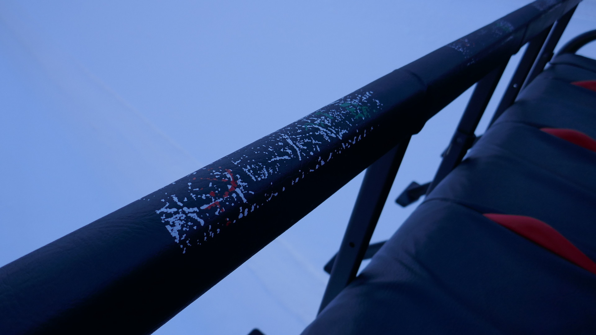 Sicherungsbügel mit bereits komplett abgeschabten und unleserlichen Hinweisen