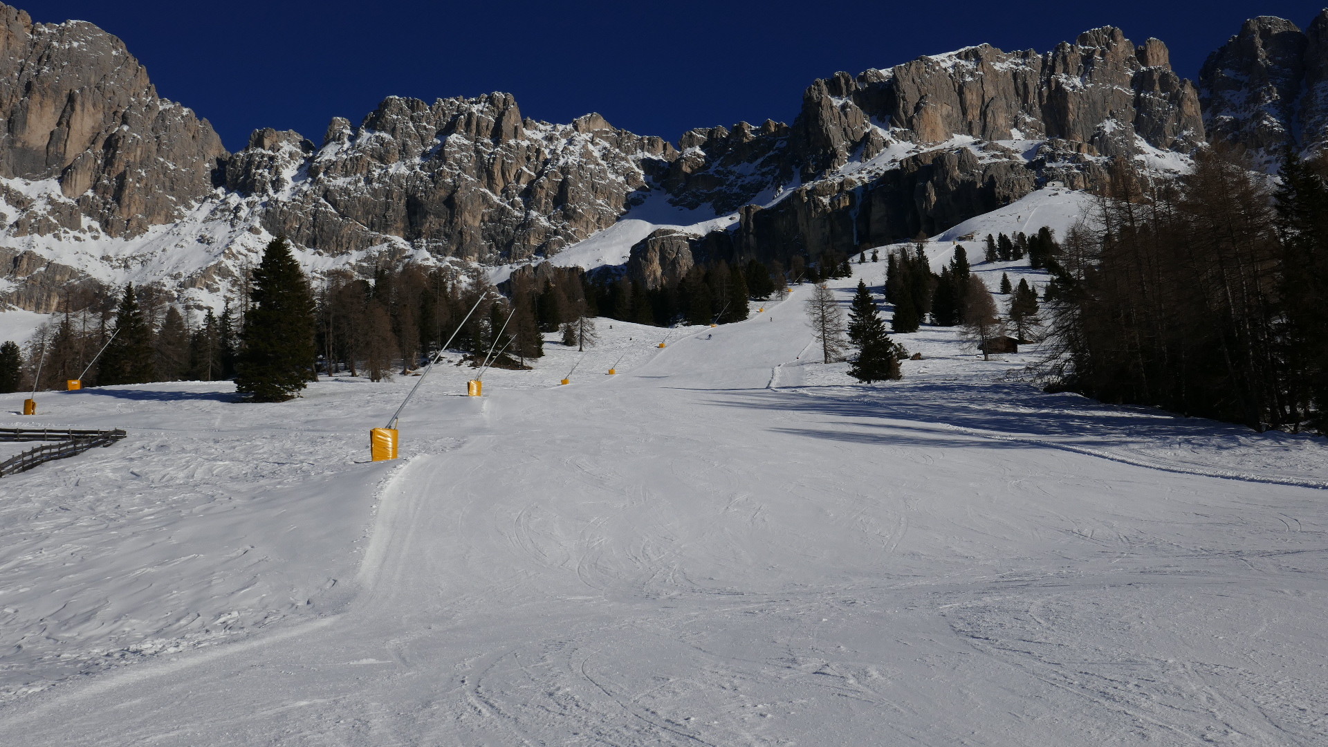 Piste weiter unten. Wäre hier durchaus EUB-massentauglich. Oben eher weniger aufgrund der Steilheit