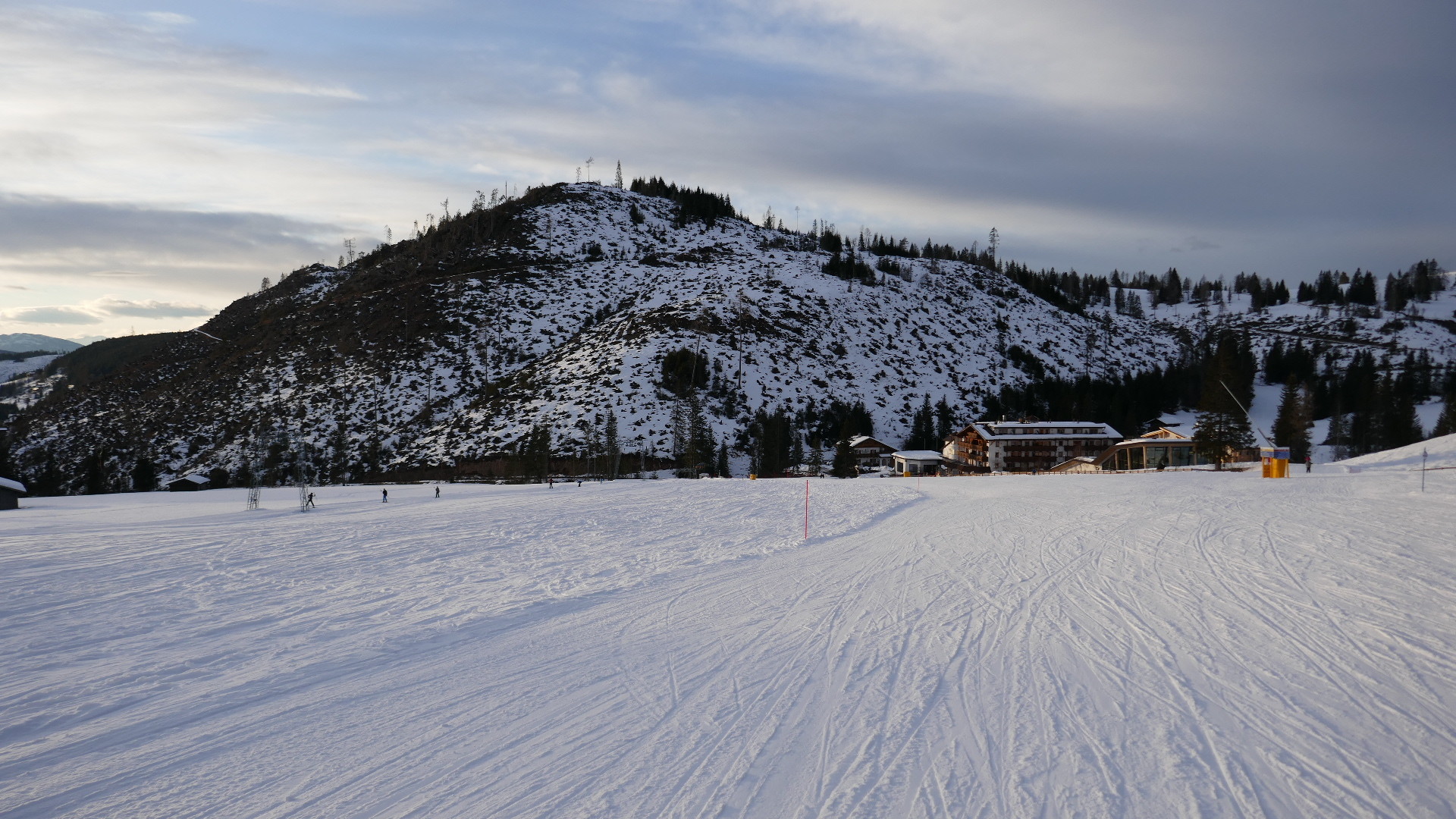 Der komplette Berg hinter der Moseralm ist praktisch gefällt worden