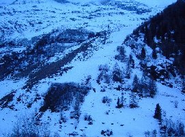 Die schwarze Talabfahrt in Zinal. Durch die Beschneiungsanlage meist bis Saisonende geöffnet.