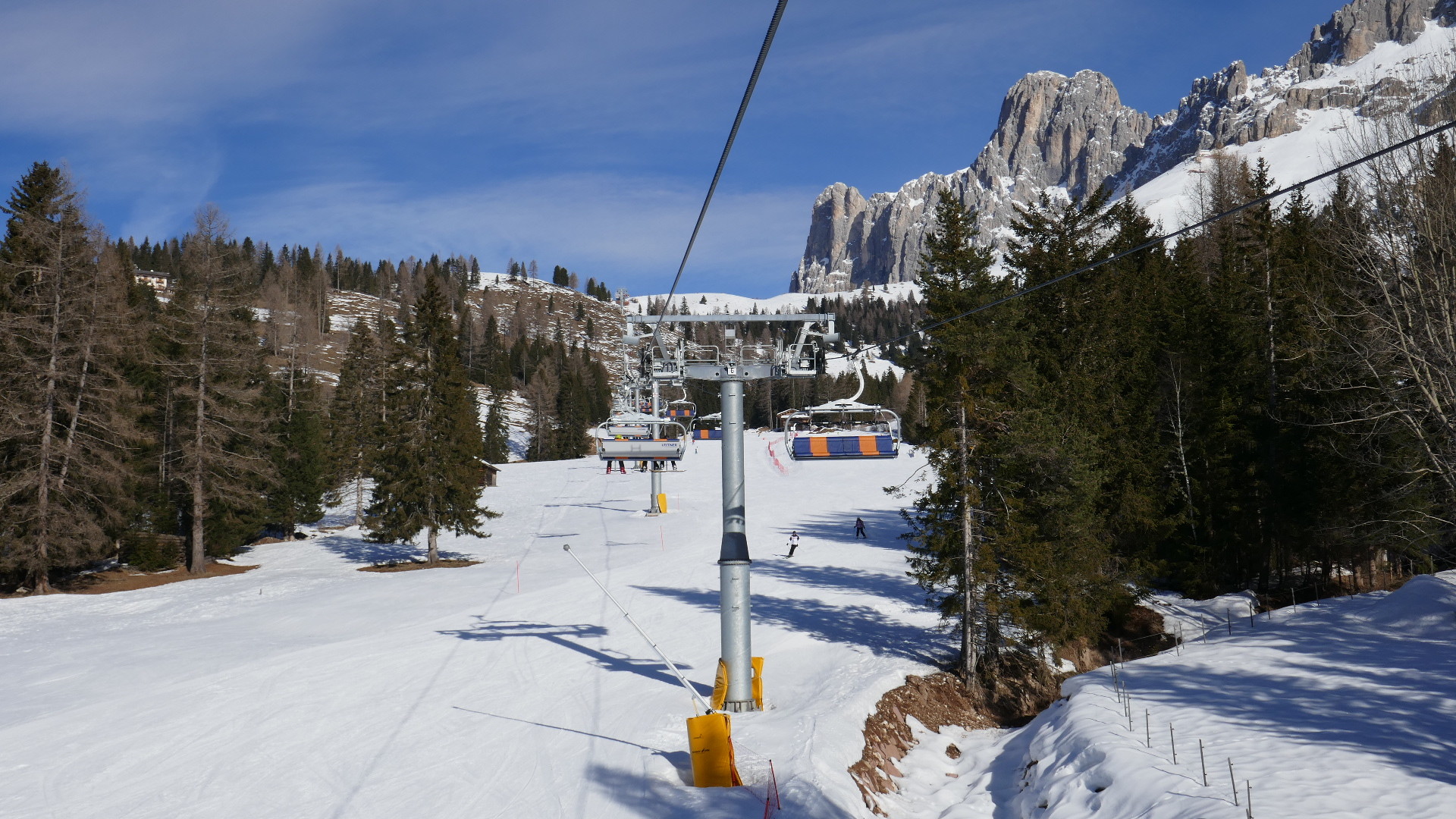 Links am Hang die Sturmschäden