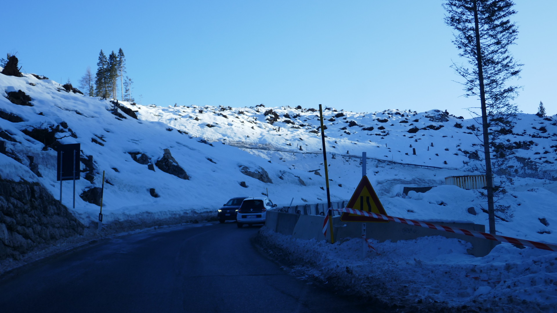 Karersee. Auch hier ganze Hänge wegrasiert. Hier ist wohl auch die Straße instabil geworden durch eine Hangbewegung