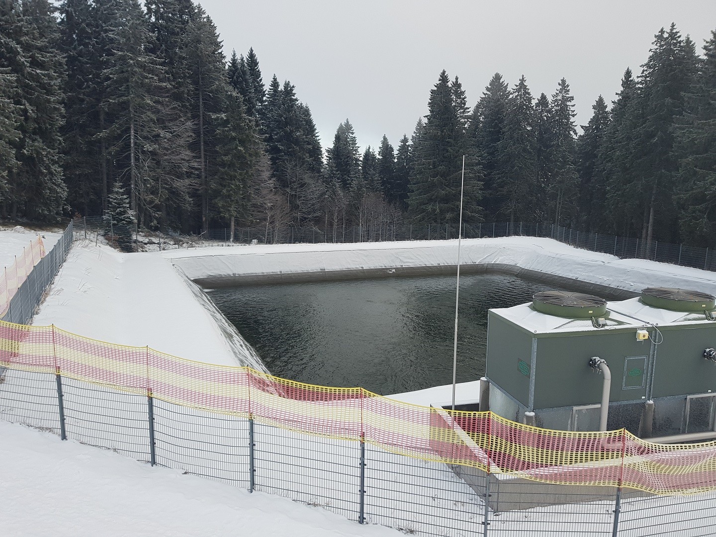 Der Speicherteich ist noch relativ voll.