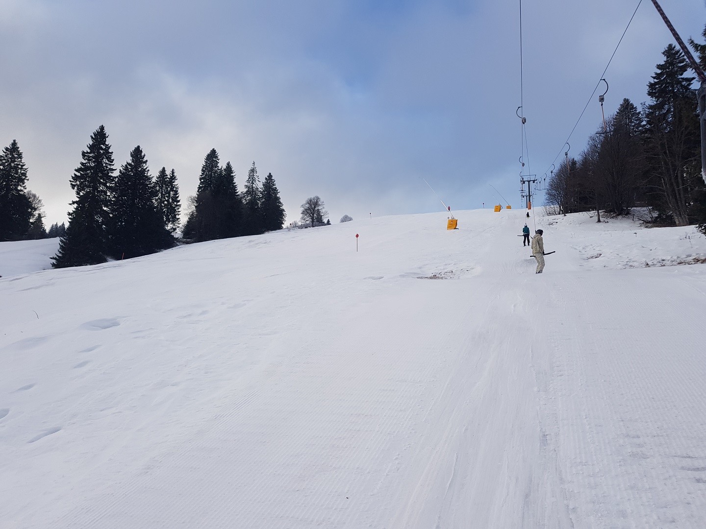 Am Zeller scheint doch etwas beschneit worden zu sein. Ganz links an den Lanzen kann man nun ohne Eiskontakt fahren.
