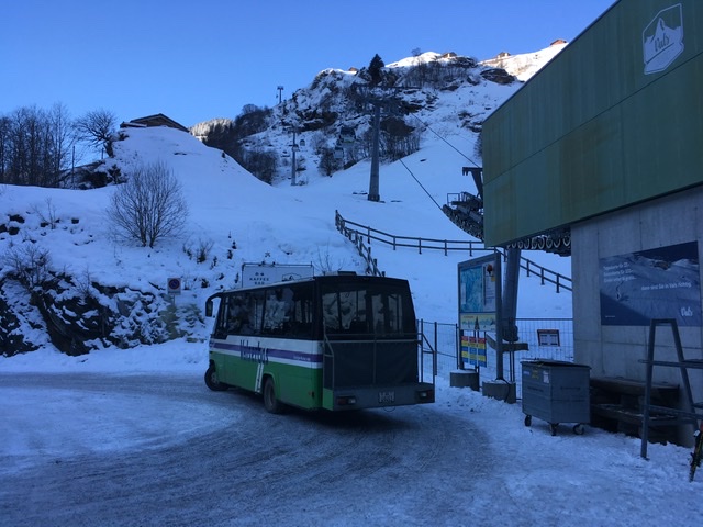 Talstation mit ziemlich klapperigem Skibus ;)