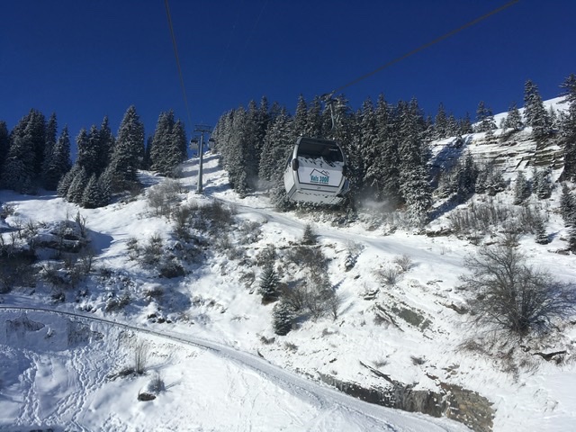 Betgfahrt mit der Gondelbahn, Talabfahrt wird beschneit.