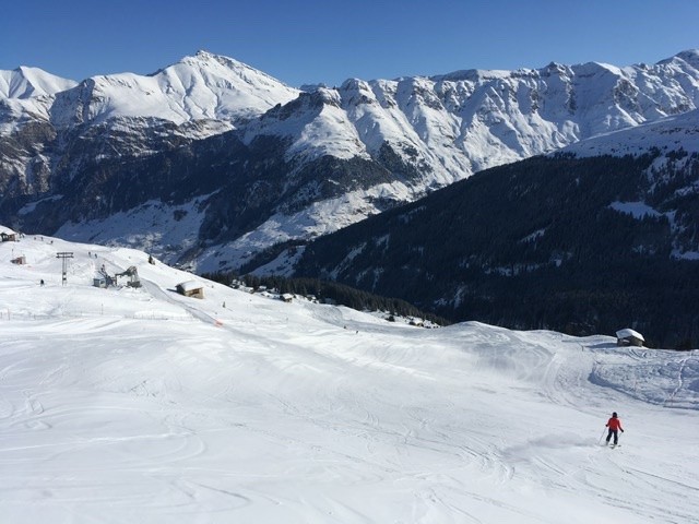 Neben coupierten Pisten gibts auch diese Carving-Autobahn.