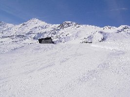 Nochmal die Piste Tzarmettaz. Oben das Gebäude ist die Bergstation der 80PB Zinal-Sorebois.