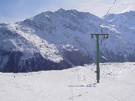 Piste am SCHL Tzarmettaz und ein Teil der Strecke des Skiliftes.