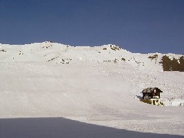 Piste am SCHL Remointze mit dem SCHL Remointze im Hintergrund.