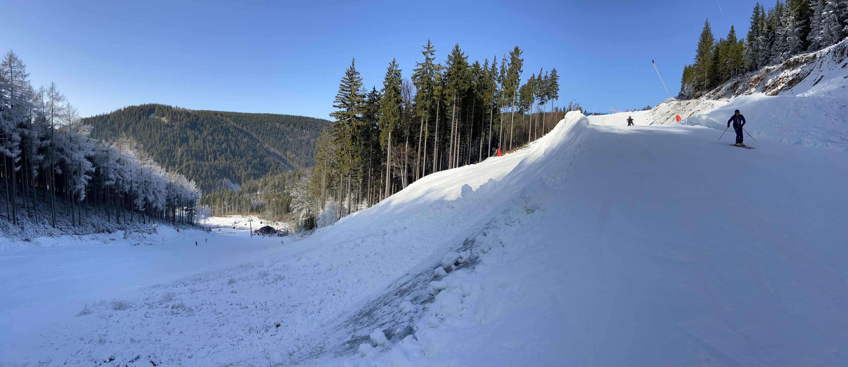 Zielkurve nur außen fahrbar, innen ist abgesperrt da noch Schnee fehlt