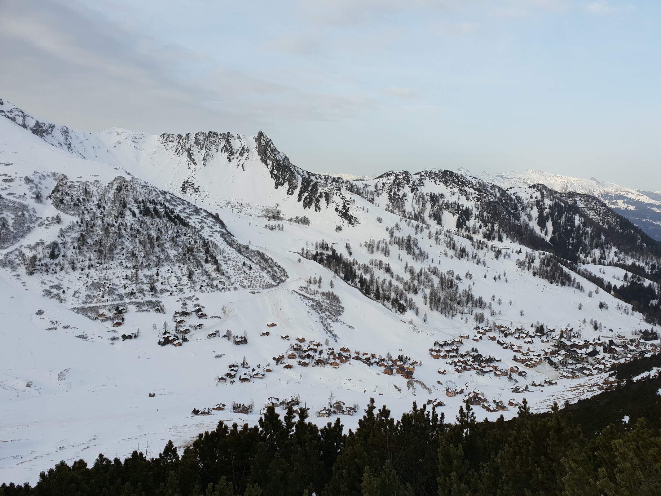 Blick vom Sareis auf Malbun und die anderen beiden Sesselbahnen