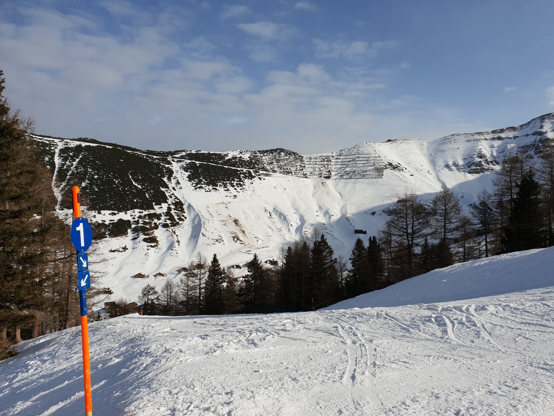 bescheidene Schneelage an den Sareis Pisten