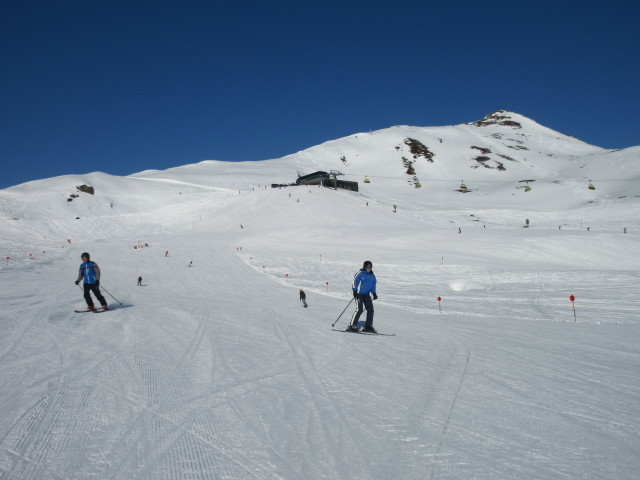 Frühmesser-Ganzeralm-Piste, im Hintergrund die Bergstation des 6-CLD-B Frühmesser (2.129 m), dahinter der Frühmesser (2.233 m)