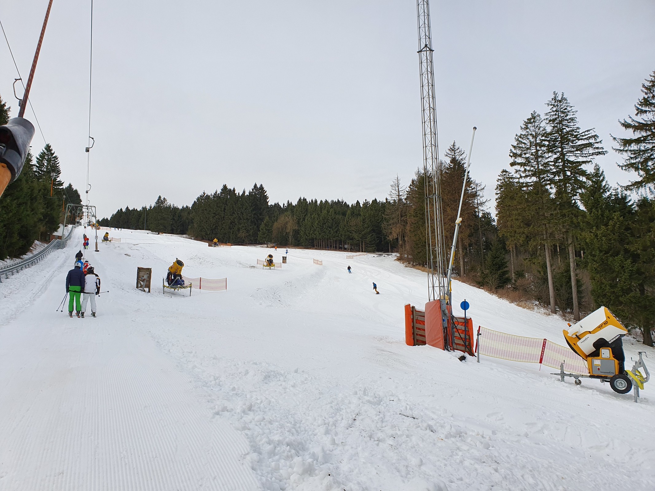 Übersicht über den Mittelteil der Piste. Die Halfpipe war abgesperrt, da nicht beschneit.