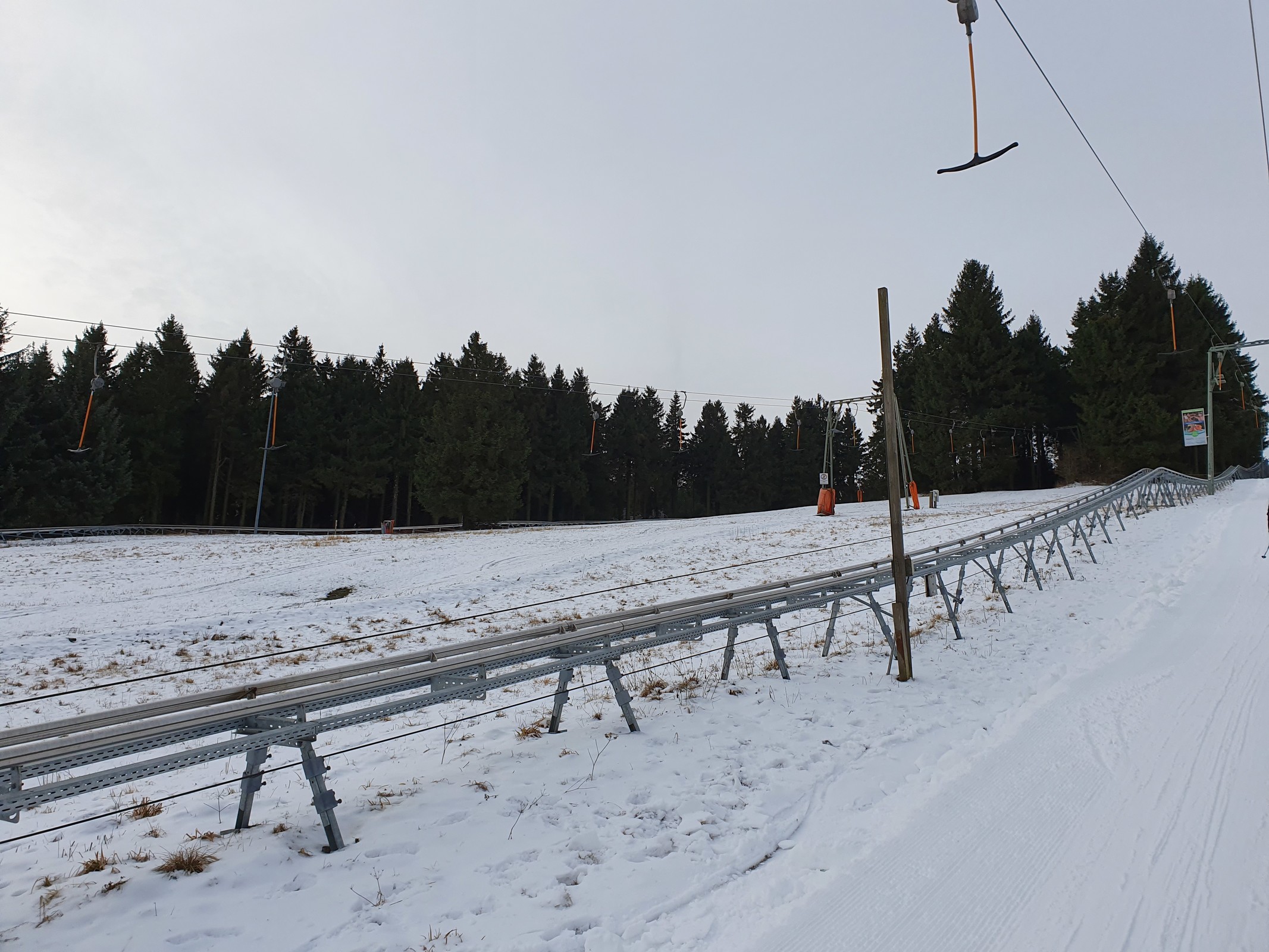 Der Rhönbob war an dem Tag auch in Betrieb. Im Hintergrund sieht man die nicht beschneite geschlossene Paradisoabfahrt. Hier sieht man dass ohne Kunstschnee aktuell hier gar nichts gehen würde.
