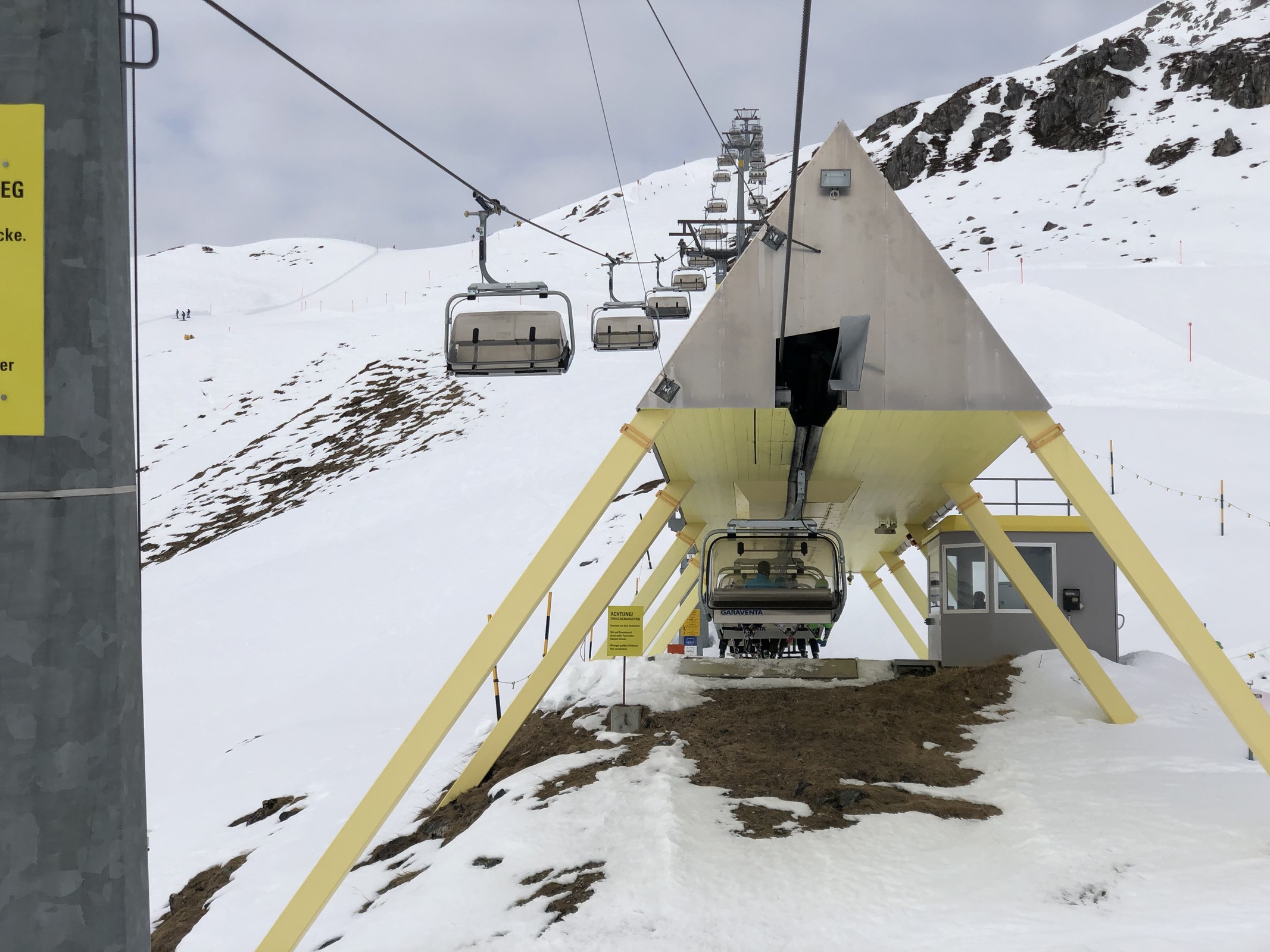 Sessel mit Mittelstation habe ich das erste Mal vor ein paar Wochen in Davos gesehen. Die hier ist besonders attraktiv...