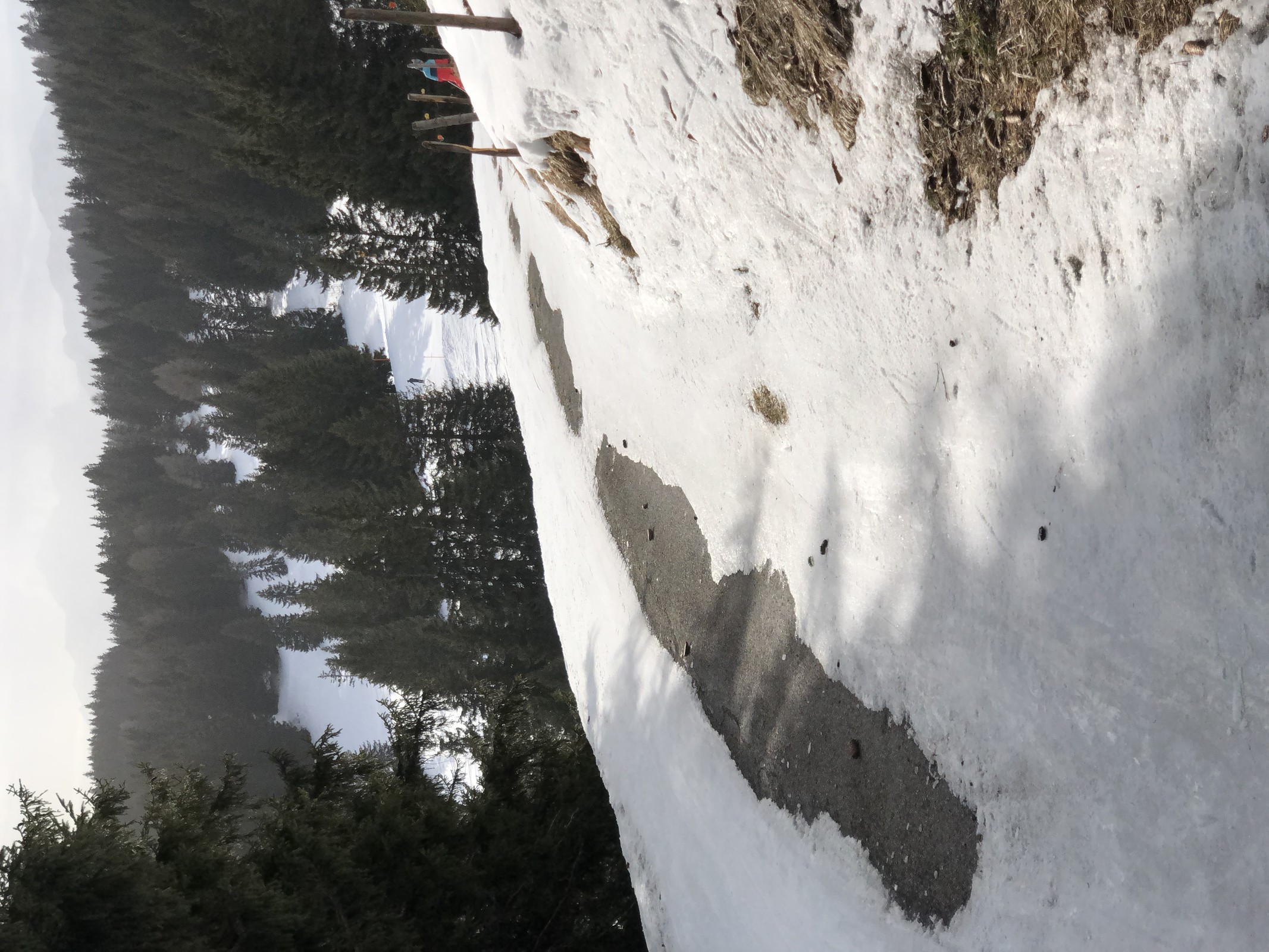 So langsam geht unten der Schnee aus. Vor so etwas sollte man aber eigentlich warnen.