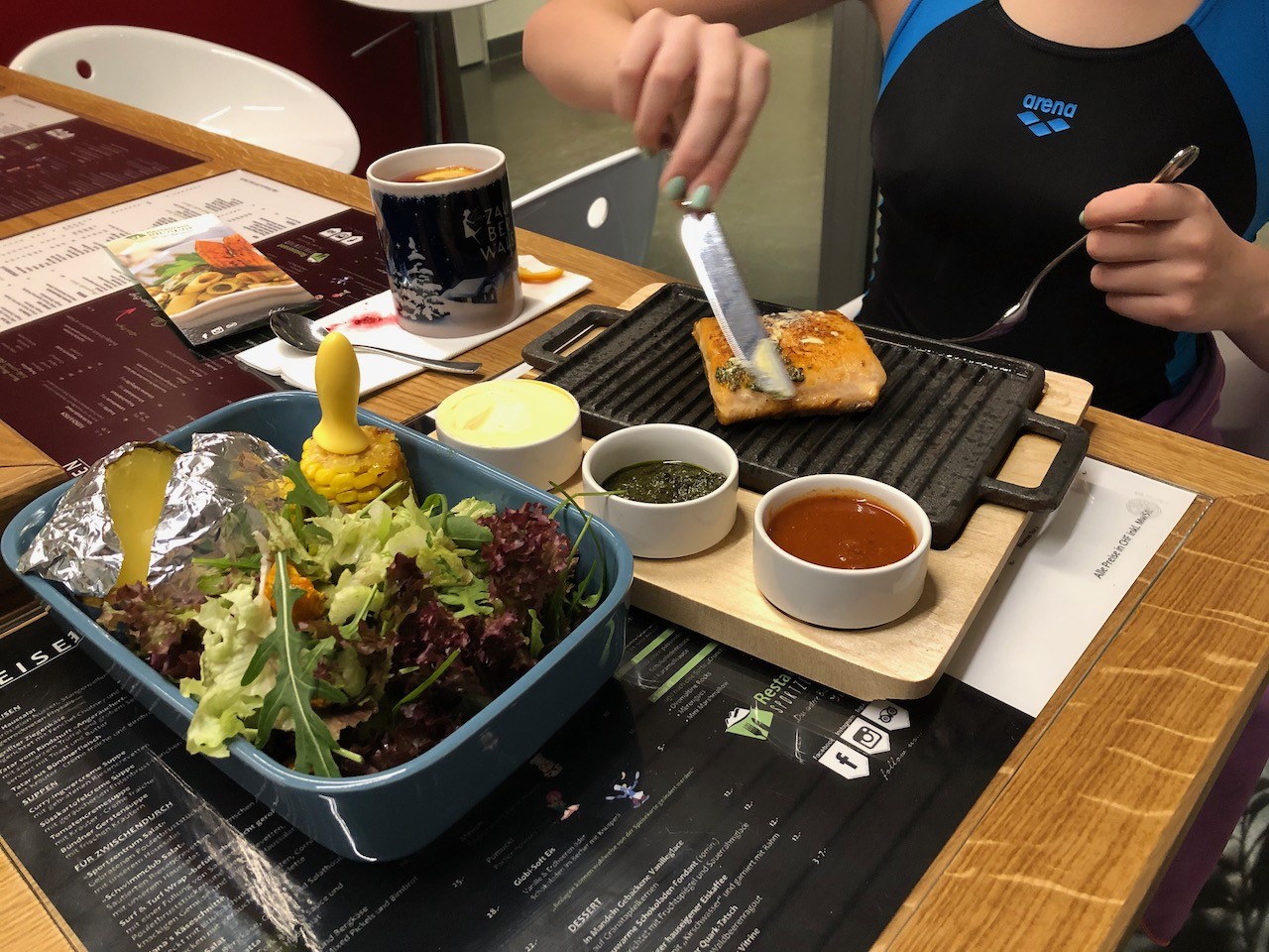 Essen im H2Lai - einfach mal ausprobieren. Das haben sie verdient. Grillen tut man selber am Platz.