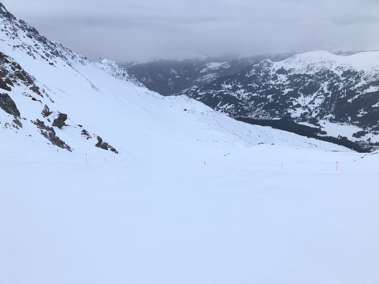 Weißhornmulde am Morgen. Leider Sonntag früh mit nur akzeptabler Bodensicht.