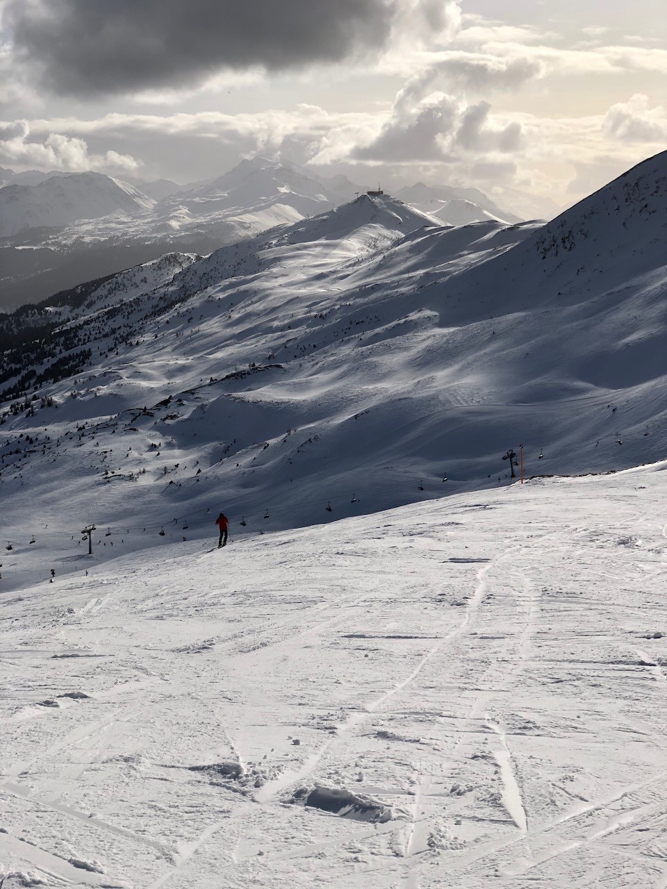Blick von der Bergstation des Cumascheals am Nachmittag. Sonntag immer Sonne / Wolkenwechsel mit interessanten Lichtspielen. Aber wer denkt sich bitte die Liftnamen auf der Westseite aus?
