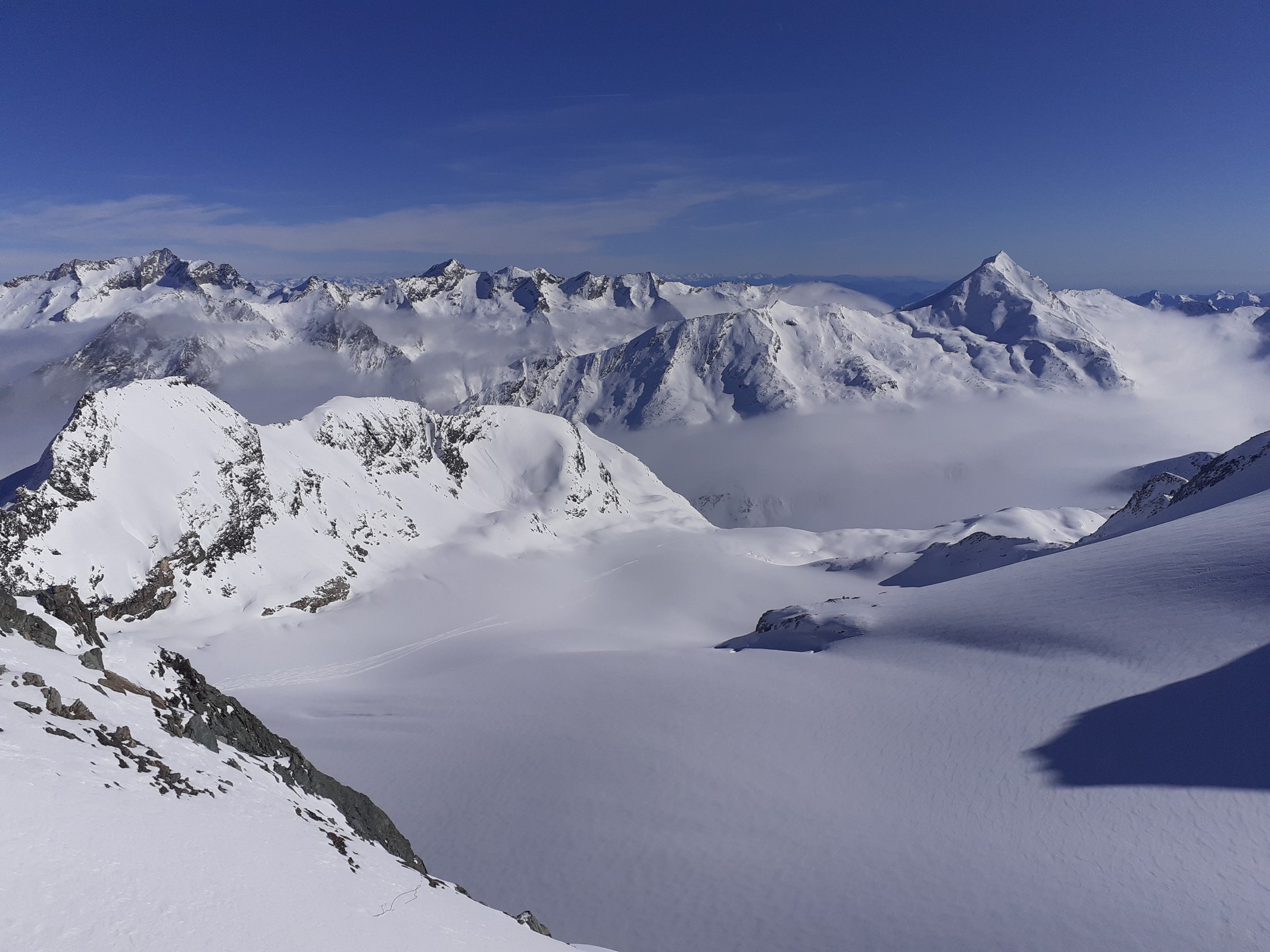 Mittelallalin: Hohlaubgletscher mit Skispuren, da sind heute morgen wohl tourenfahrer von der Metro Mittelstation abgefahren