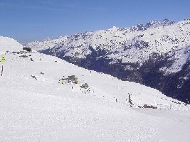Das Ende der mittleren Piste vom Combe Durand. In Bildmitte ist die Talstation des SCHL Combe Durand.