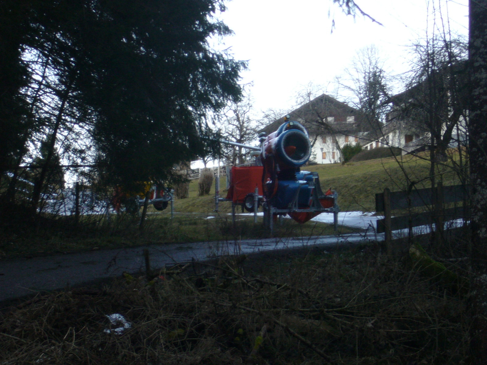 Schneekanonen am Alpweg