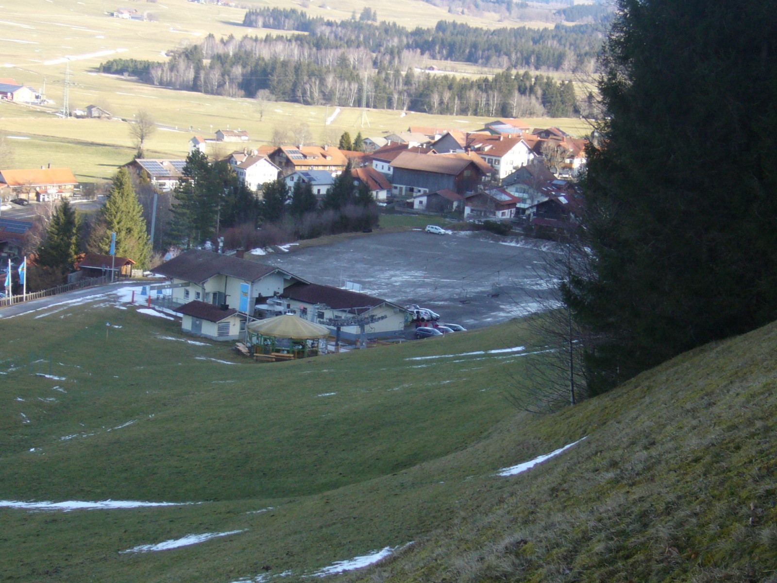 Parkplatz um 11:00 Uhr, die Wiese im Vordergrund soll in Zukunft auch noch ein Parkplatz sein.
