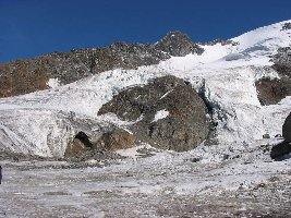 Von unten sieht man dann, warum der Lift heute sinnlos wäre. Da rechts durch den Eisbruch ging damals eine Abfahrt runter, sah wohl alles ein wenig anders aus damals.