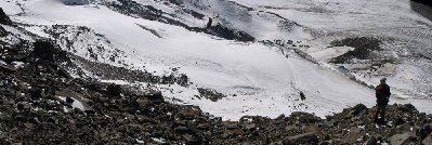 Von der Seite. Naja, etwas verzerrt, aber vielleicht trägt's ja trotzdem zum Verständnis bei ;-)